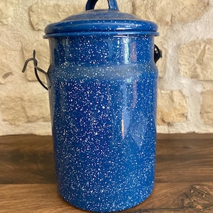 Ancien pot en tôle émaillée bleue mouchetée avec couvercle