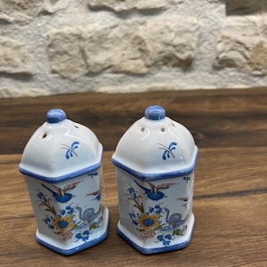 Earthenware salt and pepper shaker duo, bird and flower decor – In the Moustier Style