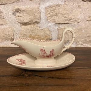 Antique Sarreguemines gravy boat – “Lutetia” model – Red decoration (circa 1890–1910)