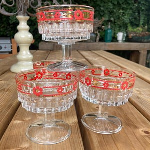 Set of 4 vintage dessert bowls – Molded glass with red and gold flower decoration (1950s)