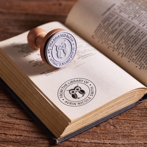 Personalisierter Buchpräger - Individueller Bibliotheksstempel für Buchliebhaber, Aus der Bibliothek von , Ex Libris Stempel, Geschenk für Buchliebhaber