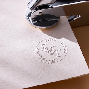 Benutzerdefinierte Hochzeit Stempel | Monogramm Präger | 20 Designs | Hochzeit Prägestempel für Einladungen, Servietten, Umschläge | Personalisierter Embosser-Stempel