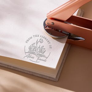 Personalisierter Buchpräger - Individueller Bibliotheksstempel für Buchliebhaber, Aus der Bibliothek von , Ex Libris Stempel, Geschenk für Buchliebhaber