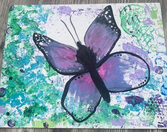 Puede incluir: Una mariposa púrpura y negra pintada sobre un lienzo blanco con un fondo de salpicaduras verde y azul.