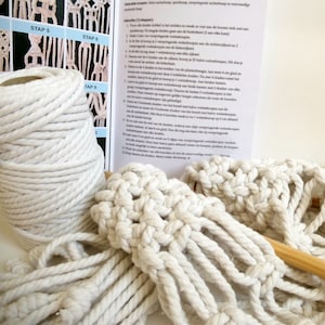 K&ouml;nnte beinhalten: Nahaufnahme von wei&szlig;em Baumwollseil, einer Garnrolle und einem Makramee-Wandbehang-Projekt. Das Bild enth&auml;lt Anweisungen zum Herstellen des Makramee-Wandbehangs, wobei die Schritte 5, 6 und 9 hervorgehoben sind.