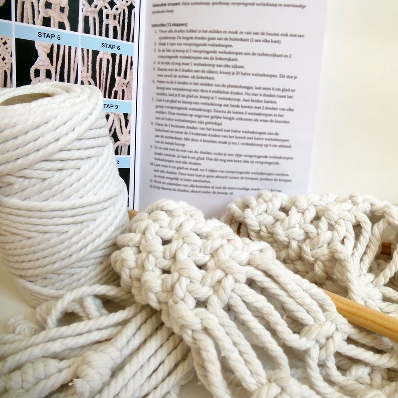 K&ouml;nnte beinhalten: Nahaufnahme von wei&szlig;em Baumwollseil, einer Garnrolle und einem Makramee-Wandbehang-Projekt. Das Bild enth&auml;lt Anweisungen zum Herstellen des Makramee-Wandbehangs, wobei die Schritte 5, 6 und 9 hervorgehoben sind.