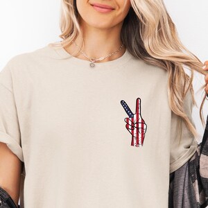 Peace Hand America Shirt  Retro Patriotic 4th of July Tee  Red White Blue Graphic T-Shirt Independence Day Outfit for Women & Men