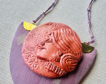 Colar feminino artesanal em tecido Jamdani reciclado e terracota