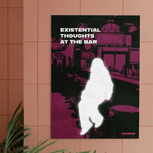 Può includere: Poster con la scritta "EXISTENTIAL THOUGHTS AT THE BAR" in lettere bianche su sfondo nero. Sagoma bianca di una persona seduta a un bar con una scena del bar viola e nera sullo sfondo. Il poster è appeso a una parete piastrellata rosa.
