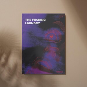 Op de afbeelding: Een poster met de tekst "THE FUCKING LAUNDRY" in het wit. Het kunstwerk toont een gezichtsomtrek in rood tegen een donkerpaarse en zwarte achtergrond. De naam van de kunstenaar, TEMPERGUE, staat rechtsonder.