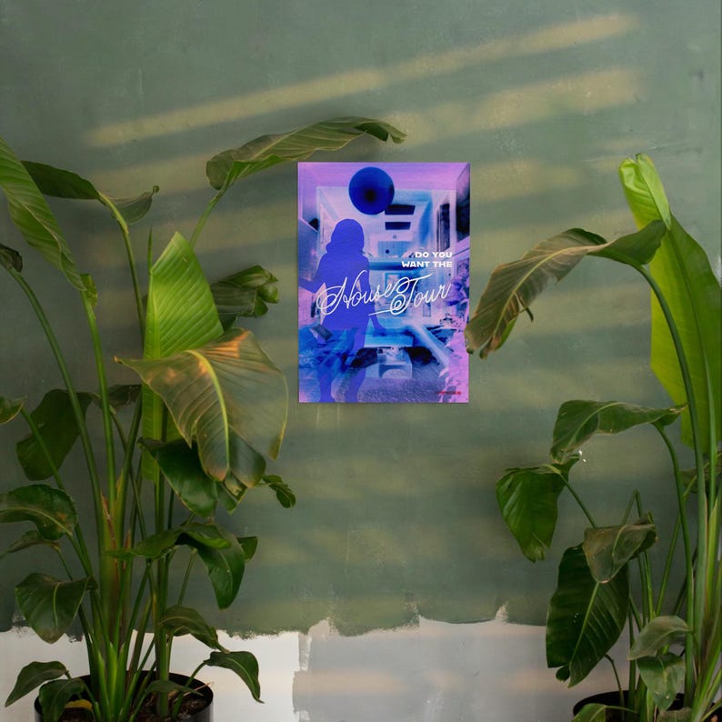 K&ouml;nnte beinhalten: Ein gerahmtes Poster mit einem lebendigen, abstrakten Design in Blau- und Lilat&ouml;nen. Das Poster zeigt eine Silhouette einer Person und die Worte "Now Tour". Der Satz "Do you want the" ist ebenfalls sichtbar. Das Poster ist an einer gr&uuml;nen Wand befestigt.