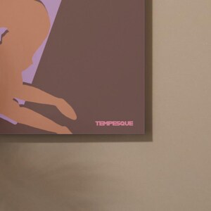 K&ouml;nnte beinhalten: Abstrakter Kunstdruck mit einer Pfirsich- und Lavendel-Silhouette auf braunem Hintergrund. Das Wort "TEMPESQUE" ist unten rechts in Pink gedruckt. Das Kunstwerk hat eine minimalistische &Auml;sthetik und eignet sich f&uuml;r moderne Innenr&auml;ume.