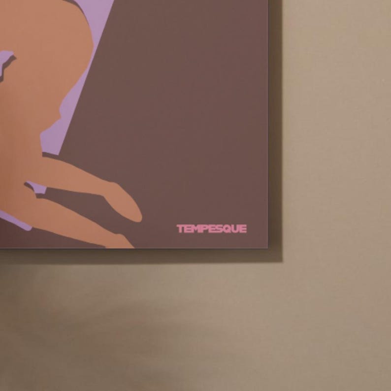 K&ouml;nnte beinhalten: Abstrakter Kunstdruck mit einer Pfirsich- und Lavendel-Silhouette auf braunem Hintergrund. Das Wort "TEMPESQUE" ist unten rechts in Pink gedruckt. Das Kunstwerk hat eine minimalistische &Auml;sthetik und eignet sich f&uuml;r moderne Innenr&auml;ume.