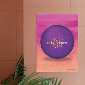 Può includere: Un poster con uno sfondo sfumato rosa e arancione. Un grande cerchio viola al centro contiene il testo "<turn> <big_light> <off>" in oro. La parola "TEMPESQUE" è in basso a destra.