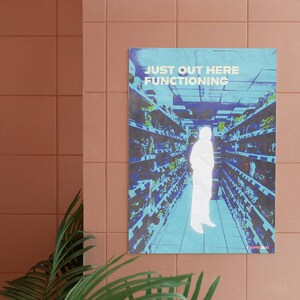 Può includere: Un poster con la scritta "JUST OUT HERE FUNCTIONING" è esposto su una parete piastrellata rosa. Il poster presenta una silhouette bianca di una persona in una corsia di un negozio di alimentari con scaffali blu e neri.