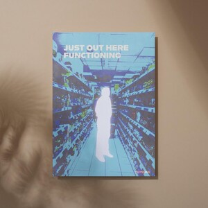 K&ouml;nnte beinhalten: Ein Poster mit blau-wei&szlig;em Farbschema zeigt eine personenf&ouml;rmige Silhouette, die in einem Lebensmittelgesch&auml;ft steht. Der Text "JUST OUT HERE FUNCTIONING" befindet sich oben auf dem Poster.