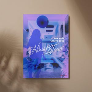 K&ouml;nnte beinhalten: Ein gerahmter Kunstdruck in Lila- und Blaut&ouml;nen. Das Bild zeigt eine Silhouette und den geschwungenen Schriftzug "House Tour". Die Worte "DO YOU WANT THE" sind ebenfalls zu sehen.