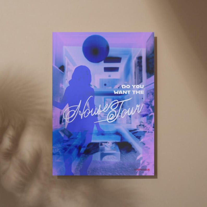 K&ouml;nnte beinhalten: Ein gerahmter Kunstdruck in Lila- und Blaut&ouml;nen. Das Bild zeigt eine Silhouette und den geschwungenen Schriftzug "House Tour". Die Worte "DO YOU WANT THE" sind ebenfalls zu sehen.