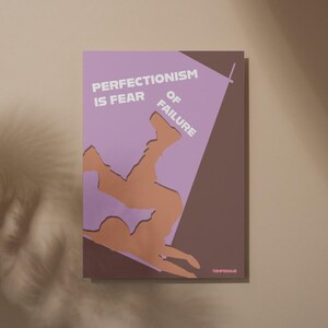 K&ouml;nnte beinhalten: Ein Poster mit dem Text "PERFECTIONISM IS FEAR OF FAILURE" in Wei&szlig;, vor einem geometrischen Design in Lavendel und Braun. Eine orangefarbene Figur wird beim Fallen dargestellt. Das Poster hat eine minimalistische, moderne &Auml;sthetik.