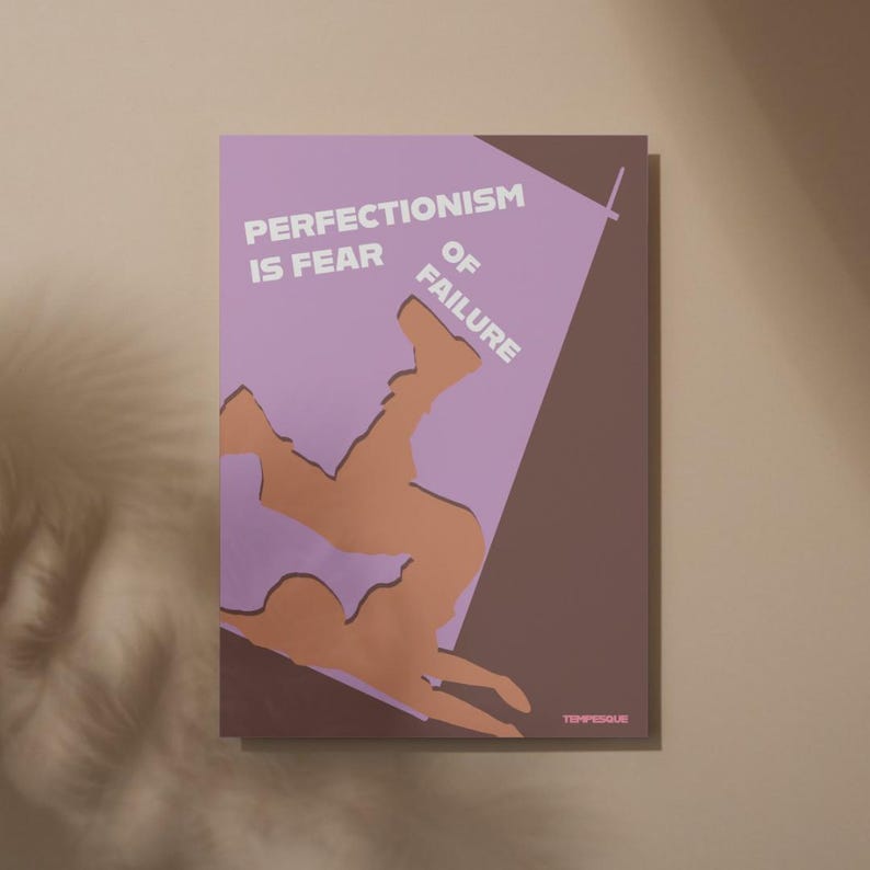 K&ouml;nnte beinhalten: Ein Poster mit dem Text "PERFECTIONISM IS FEAR OF FAILURE" in Wei&szlig;, vor einem geometrischen Design in Lavendel und Braun. Eine orangefarbene Figur wird beim Fallen dargestellt. Das Poster hat eine minimalistische, moderne &Auml;sthetik.