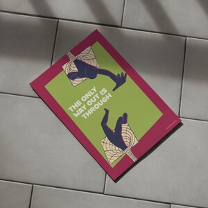 K&ouml;nnte beinhalten: Ein rechteckiges Poster mit einem magentafarbenen Rand und einem hellgr&uuml;nen Zentrum. Das Poster zeigt zwei stilisierte Figuren, eine oben und eine unten, mit dem Text "THE ONLY WAY OUT IS THROUGH".