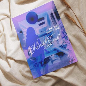 K&ouml;nnte beinhalten: Ein Magazin-Cover in Lila- und Blaut&ouml;nen mit einer Personensilhouette und dem Text "Do You Want The House Tour" in wei&szlig;er Schrift. Das Magazin liegt auf einer beigen Stoffoberfl&auml;che, mit Weizen&auml;hren im Hintergrund.
