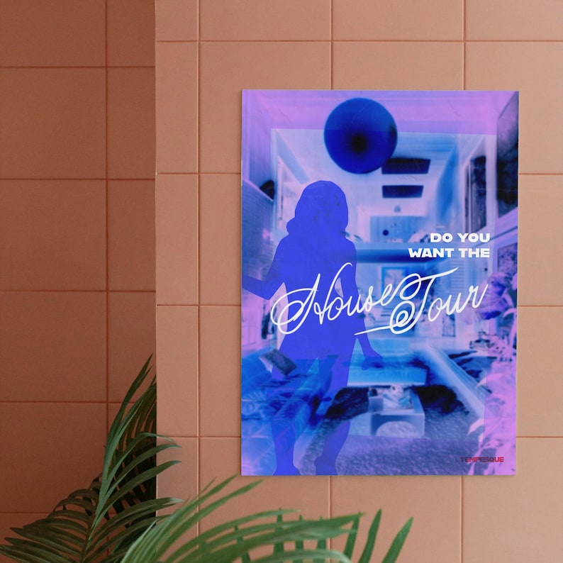 K&ouml;nnte beinhalten: Ein Poster mit einer blauen Silhouette einer Person vor einem Hausinterieur. Das Poster tr&auml;gt den Text "Do You Want The House Tour" in wei&szlig;er Schrift. Der Hintergrund hat ein lila-blaues Farbschema.