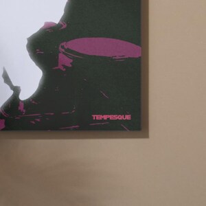 Op de afbeelding: Abstracte kunstprint met een donkere achtergrond en een paarse, organische vorm. De witte tekst onderaan luidt "TEMPESQUE". Het kunstwerk heeft een moderne, minimalistische uitstraling.