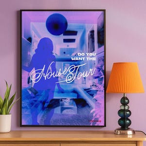 K&ouml;nnte beinhalten: Ein gerahmter Kunstdruck mit einer blauen Silhouette und dem Text "Do You Want The House Tour". Der Hintergrund zeigt ein surreales Interieur in Blau- und Lilat&ouml;nen. Eine orangefarbene Lampe steht auf einer Holzoberfl&auml;che.