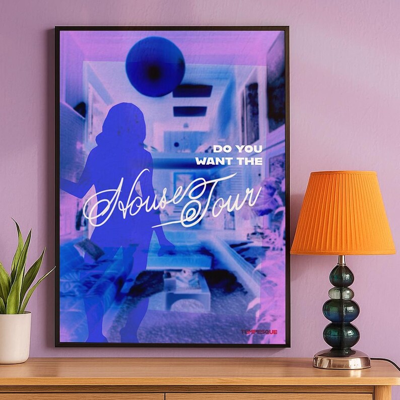 K&ouml;nnte beinhalten: Ein gerahmter Kunstdruck mit einer blauen Silhouette und dem Text "Do You Want The House Tour". Der Hintergrund zeigt ein surreales Interieur in Blau- und Lilat&ouml;nen. Eine orangefarbene Lampe steht auf einer Holzoberfl&auml;che.