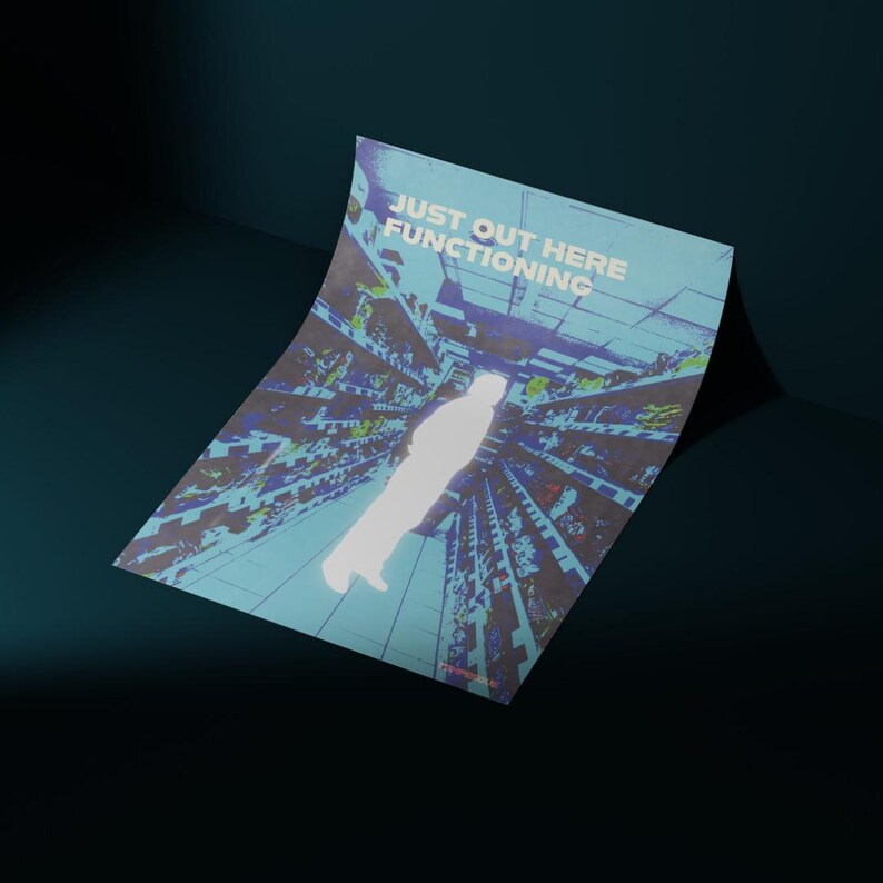 K&ouml;nnte beinhalten: Ein Poster mit dem Text "JUST OUT HERE FUNCTIONING" in Wei&szlig;. Das Poster zeigt eine personenf&ouml;rmige Silhouette in Wei&szlig;, vor einem blau-violetten Hintergrund, der einen Ladenweg darstellt. Das Poster ist leicht gebogen.
