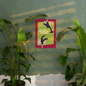 K&ouml;nnte beinhalten: Ein Poster mit rotem Rand und gr&uuml;nem Zentrum, das zwei stilisierte schwarze Figuren zeigt. Der Text "THE ONLY WAY OUT IS THROUGH" ist in Wei&szlig; gedruckt. Das Poster wird an einer gr&uuml;nen Wand gezeigt, umgeben von gr&uuml;nen Pflanzen.
