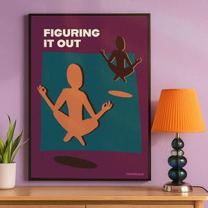 Può includere: Una stampa artistica incorniciata con la scritta "FIGURING IT OUT" presenta due figure stilizzate in posizioni yoga. Lo sfondo è un mix di viola e verde acqua, con un effetto ombra. Una lampada arancione con paralume plissettato è su una superficie di legno.
