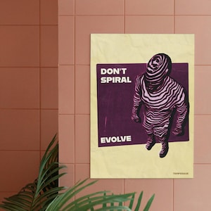 Può includere: Un poster con le parole "DON'T SPIRAL EVOLVE" in testo bianco su un rettangolo viola. Il poster presenta una figura con un motivo a strisce. Lo sfondo è di colore giallo chiaro e il poster è appeso a un muro piastrellato rosa.