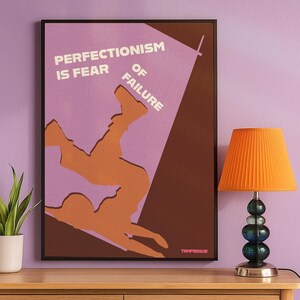 Può includere: Un poster incorniciato con la scritta "PERFECTIONISM IS FEAR OF FAILURE" in bianco. Il poster presenta una silhouette arancione di una persona che cade su uno sfondo viola e marrone. A destra c'è una lampada arancione con un paralume plissettato.