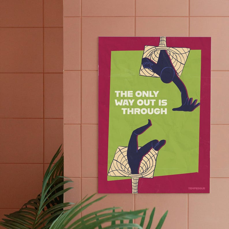 K&ouml;nnte beinhalten: Ein gerahmtes Poster mit dem Text "THE ONLY WAY OUT IS THROUGH" in Wei&szlig; auf gr&uuml;nem Hintergrund. Das Poster zeigt stilisierte Illustrationen von Gliedma&szlig;en und geometrischen Formen, vor einem magentafarbenen Rand.