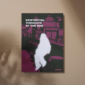Op de afbeelding: Poster met de tekst "EXISTENTIAL THOUGHTS AT THE BAR" in het wit. De afbeelding toont een silhouet van een persoon die aan een bar zit, met een paars en zwart kleurenschema. De naam van de kunstenaar, "TEMPESQUE", staat onderaan.