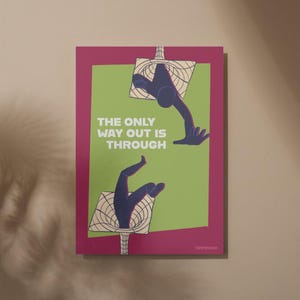 K&ouml;nnte beinhalten: Ein Poster mit einem magentafarbenen Rand und einem gr&uuml;nen Zentrum. Das Poster zeigt zwei stilisierte Figuren in Dunkelblau mit dem wei&szlig;en Text "THE ONLY WAY OUT IS THROUGH". Die Figuren scheinen aus einem geometrischen Design hervorzugehen.