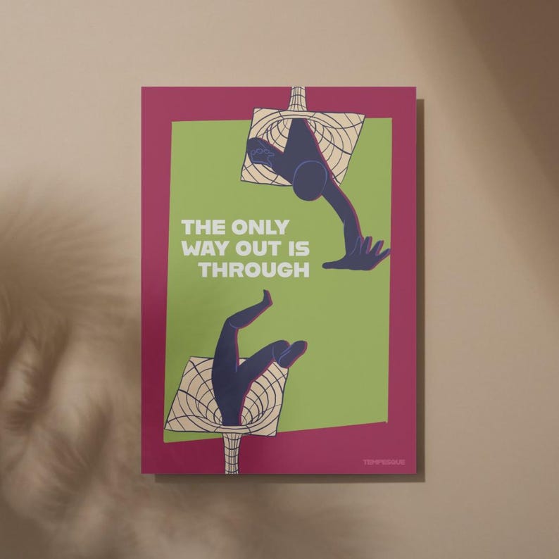K&ouml;nnte beinhalten: Ein Poster mit einem magentafarbenen Rand und einem gr&uuml;nen Zentrum. Das Poster zeigt zwei stilisierte Figuren in Dunkelblau mit dem wei&szlig;en Text "THE ONLY WAY OUT IS THROUGH". Die Figuren scheinen aus einem geometrischen Design hervorzugehen.