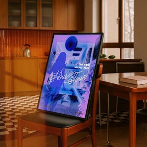 K&ouml;nnte beinhalten: Ein gerahmtes Poster mit dem Text "Do You Want The House Tour" in einer stilisierten Schriftart. Das Bild hat ein blaues und violettes Farbschema mit einer Silhouette einer Person. Das Poster steht auf einem Holzstuhl.