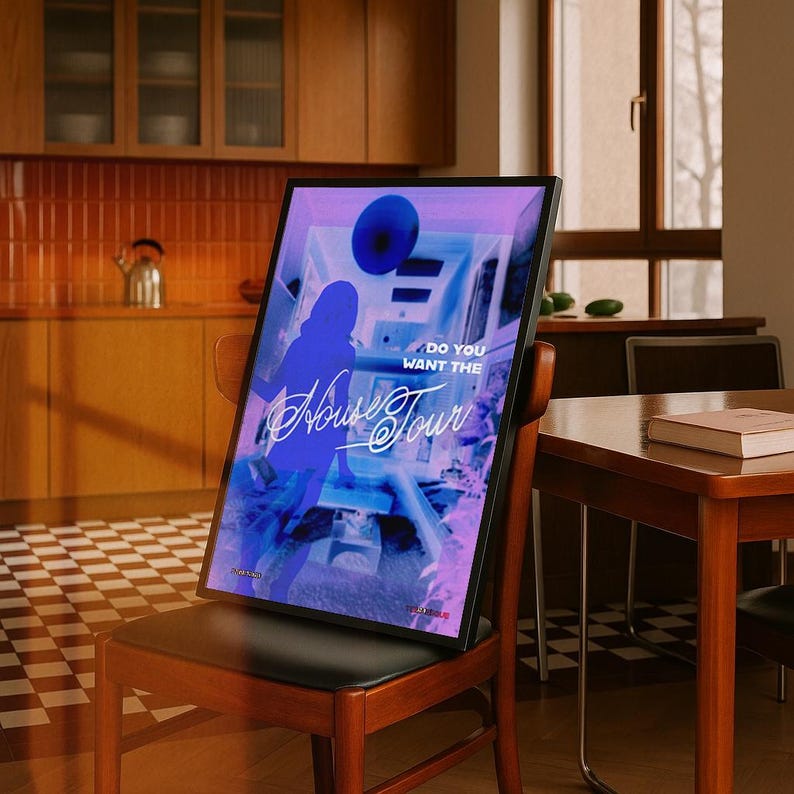 K&ouml;nnte beinhalten: Ein gerahmtes Poster mit dem Text "Do You Want The House Tour" in einer stilisierten Schriftart. Das Bild hat ein blaues und violettes Farbschema mit einer Silhouette einer Person. Das Poster steht auf einem Holzstuhl.