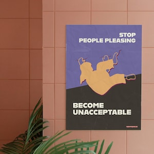 Può includere: Un poster con la scritta "STOP PEOPLE PLEASING" sopra una figura gialla che cade, e la scritta "BECOME UNACCEPTABLE" sotto. Il poster ha uno sfondo viola e nero ed è appeso a una parete piastrellata rosa.