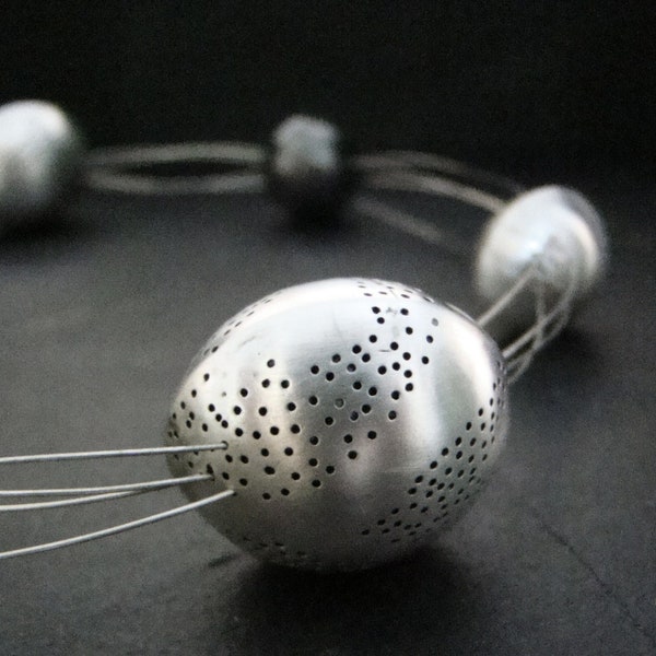 Il Sistema Solare - Collana forata - 8 perline cave e perforate infilate su 4 fili d'argento