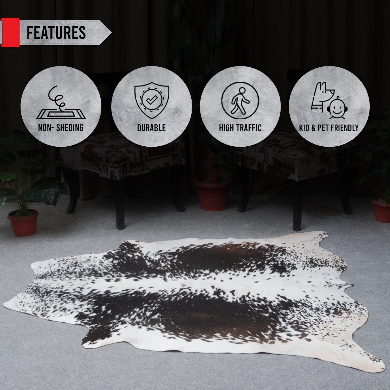 ダークブラウンとホワイトの牛革ラグ：天然毛皮レザー装飾（60x57