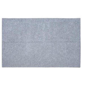 K&ouml;nnte beinhalten: Ein rechteckiges, hellgraues Filztuch. Der Filz hat eine leicht strukturierte Oberfl&auml;che und eine sichtbare Naht, die horizontal durch die Mitte verl&auml;uft. Das Gesamtbild ist schlicht und minimalistisch.
