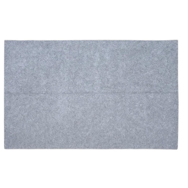 K&ouml;nnte beinhalten: Ein rechteckiges, hellgraues Filztuch. Der Filz hat eine leicht strukturierte Oberfl&auml;che und eine sichtbare Naht, die horizontal durch die Mitte verl&auml;uft. Das Gesamtbild ist schlicht und minimalistisch.
