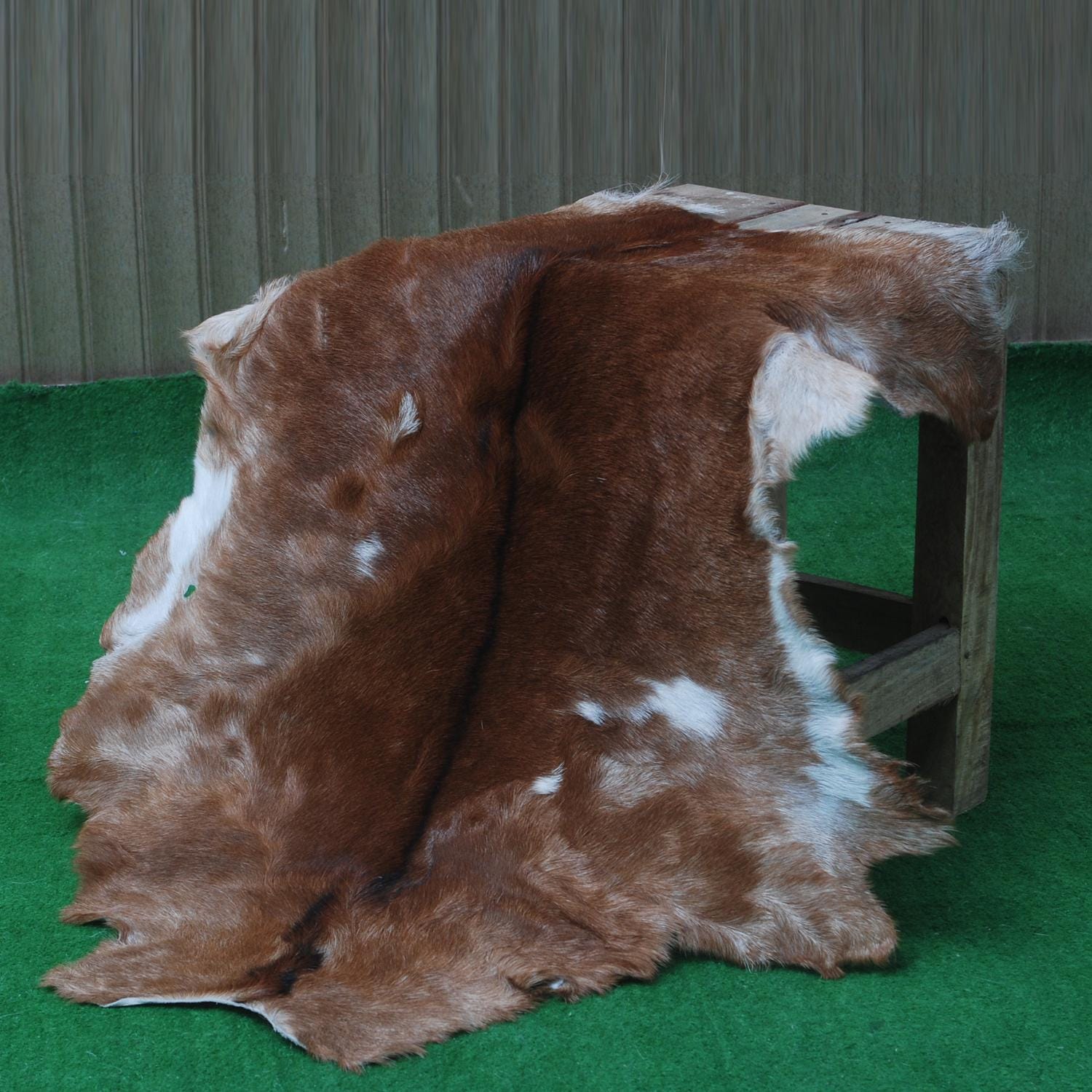 ダークブラウンのヤギ皮ラグ：天然動物の皮、素朴なホーム