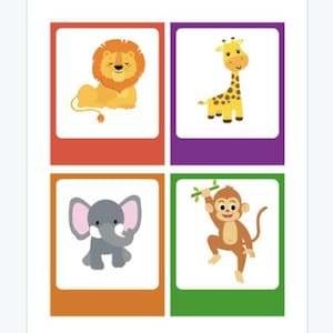 Pode incluir: Conjunto de cartões educativos com ilustrações de animais: leão, girafa, elefante, macaco, coelho, ovelha, rã e cobra. Cada cartão tem uma borda colorida e o nome do animal.