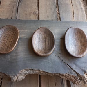 Hand geschnitzte ovale helle Mooreiche Schalen - Rustikales Herzstück aus Holz - Unperfekte Holzplatte - Minimalistische feste Schale - Obstschale