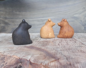 Handgeschnitzte hölzerne Bärenfigur: Minimalistische Eichenskulptur
